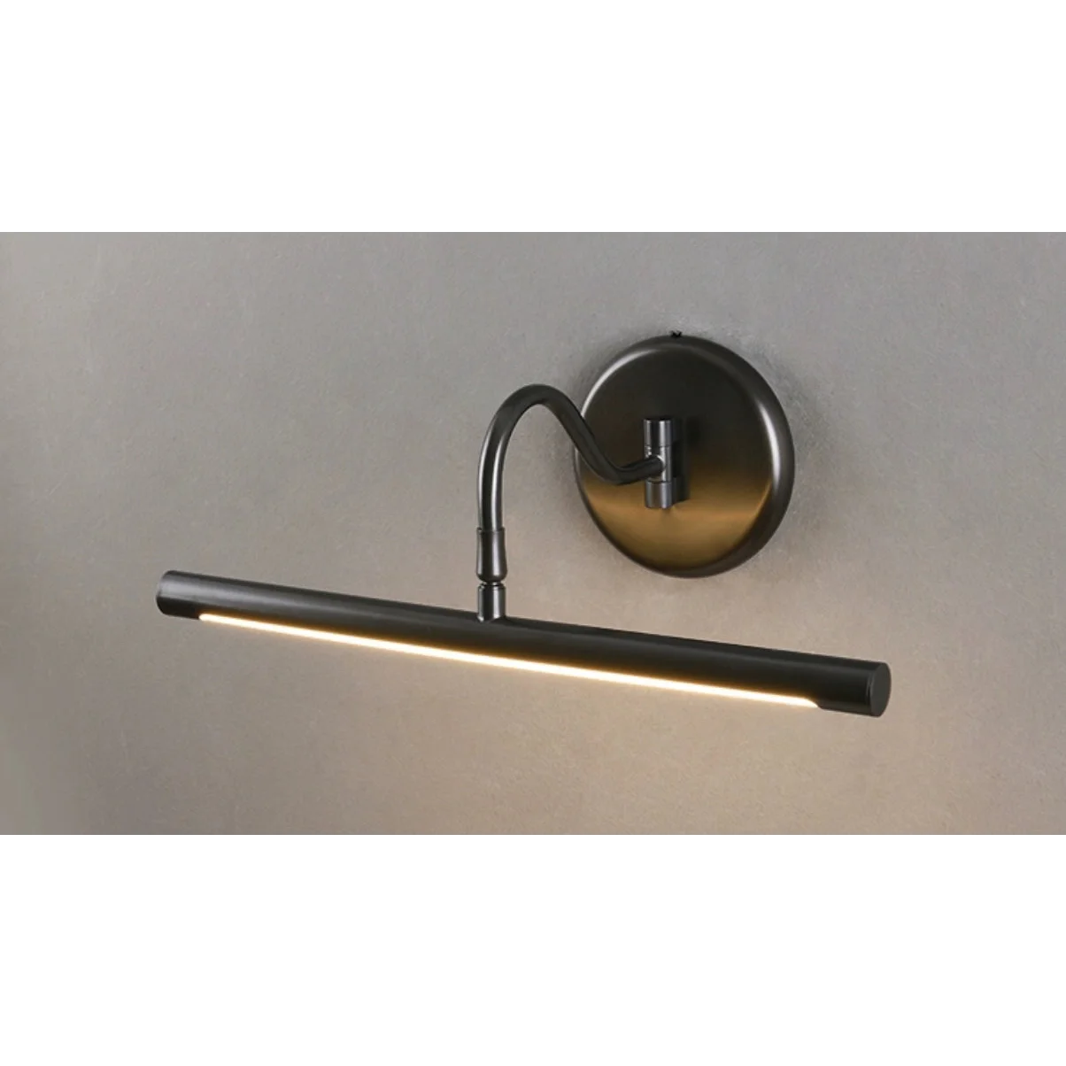Picture light illuminating a canvas evenly