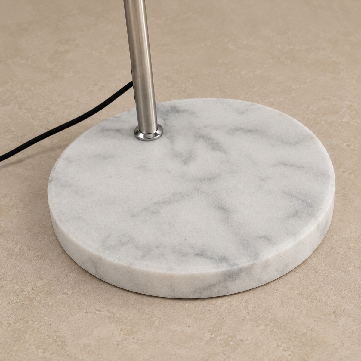 Close-up of the CLOPO8950 lamp’s round marble base and chrome mounting collar