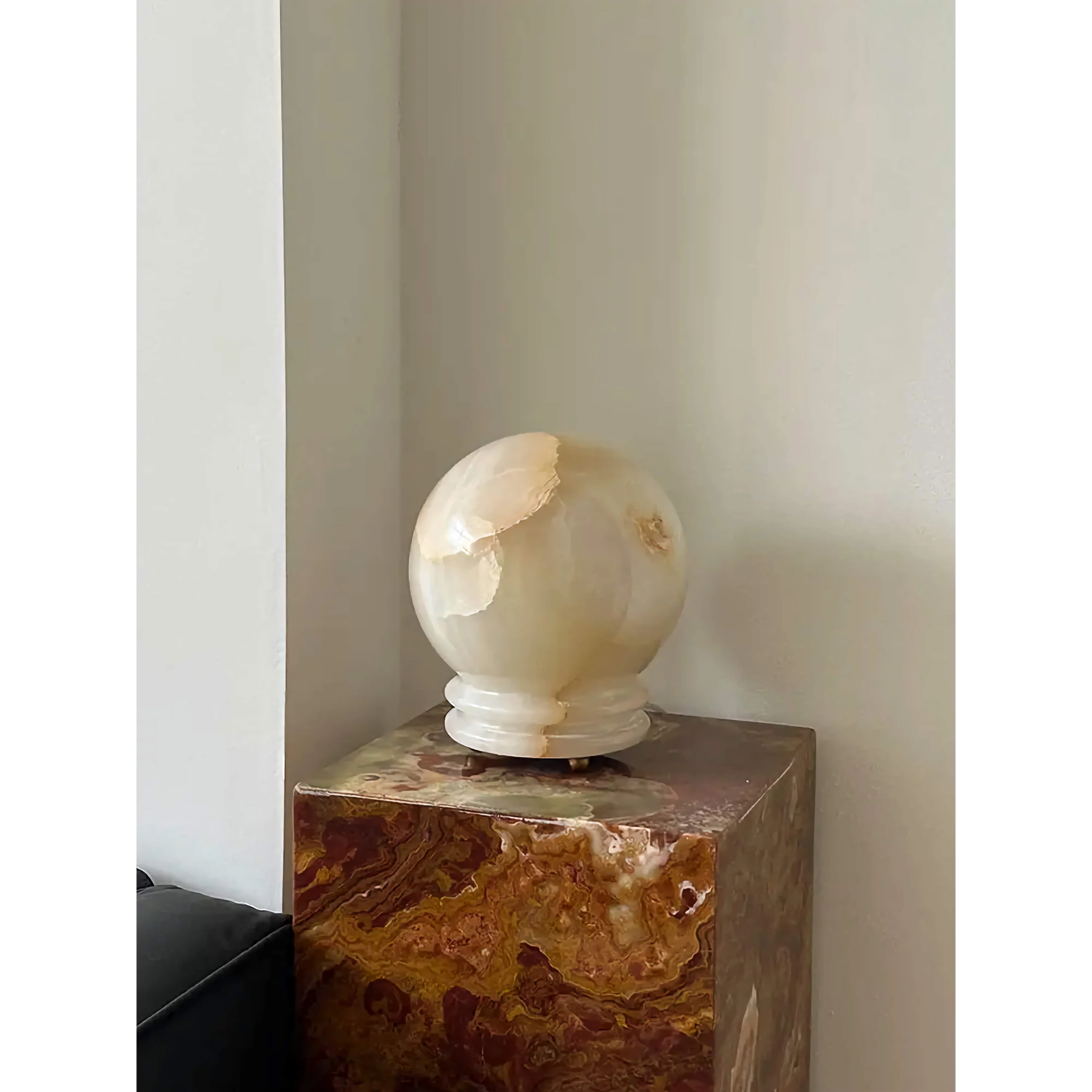 Stepped onyx base detail