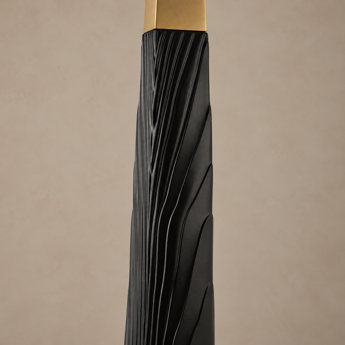 Sweeping carved grooves on the black column of CLZX89550.