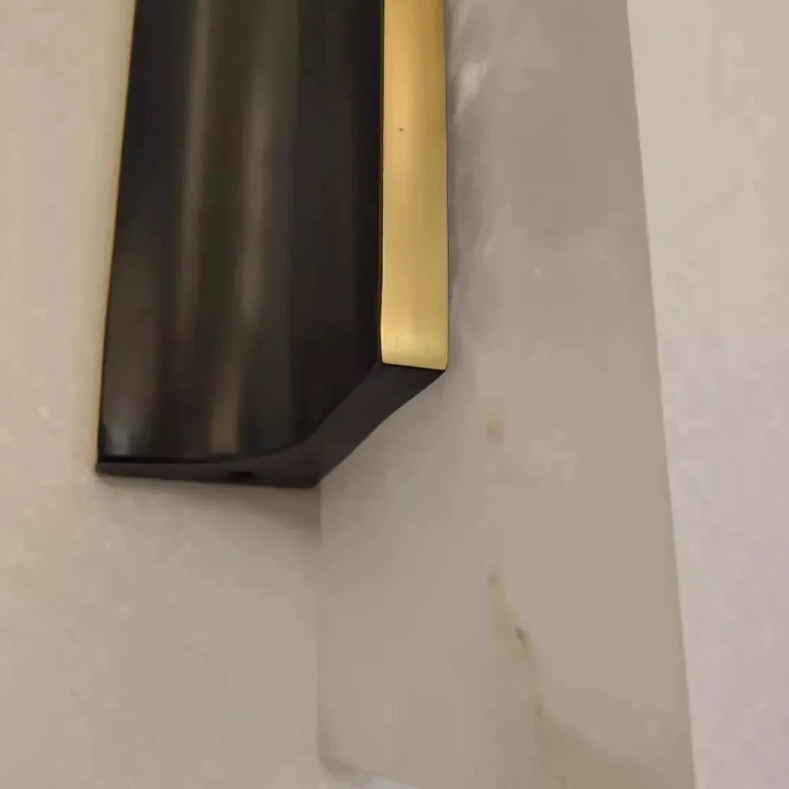 Modern Alabaster Wall Sconce – Black & Brass for Hallway Bedroom