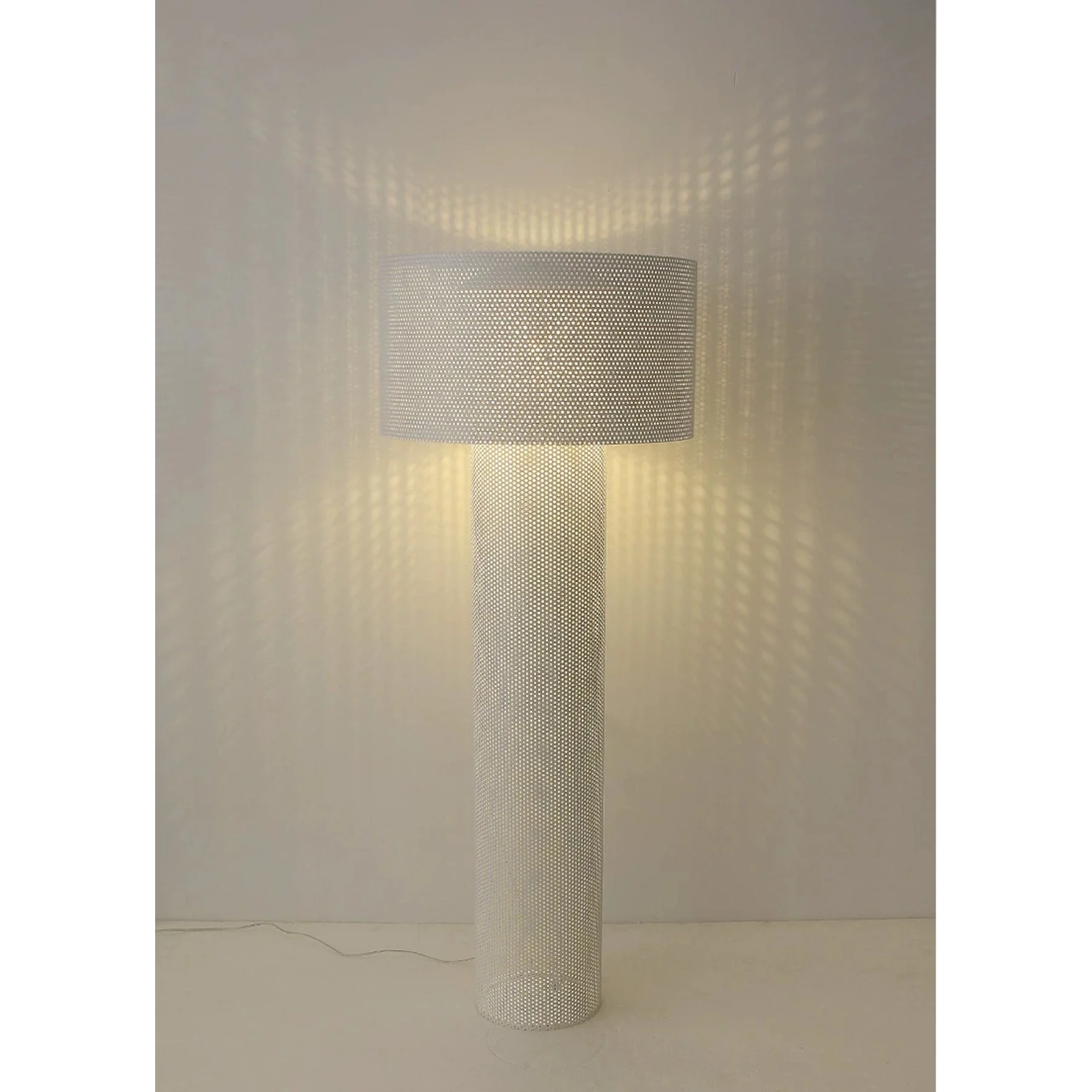 Luxury Mesh Floor Lamps with Cylindrical Design – Wabi Sabi Minimalist