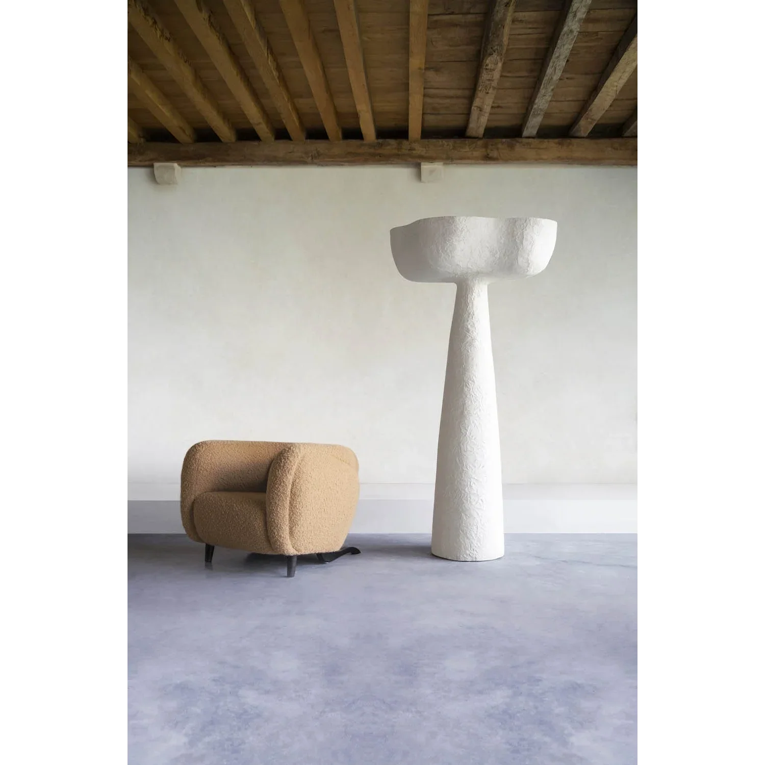 Plaster floor lamp washing the ceiling with warm light
