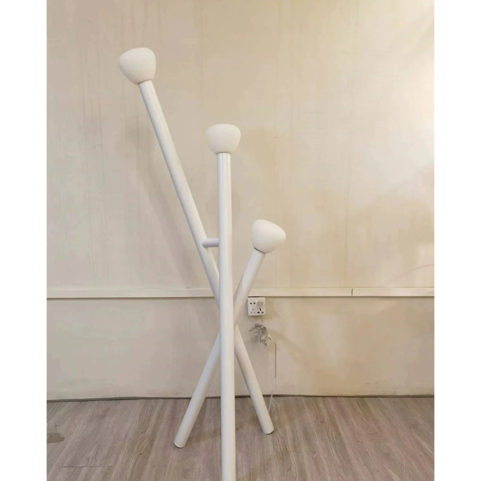 Modern Tripod Floor Lamp with Leaning Pole Design – Minimalist Led Lighting Accent