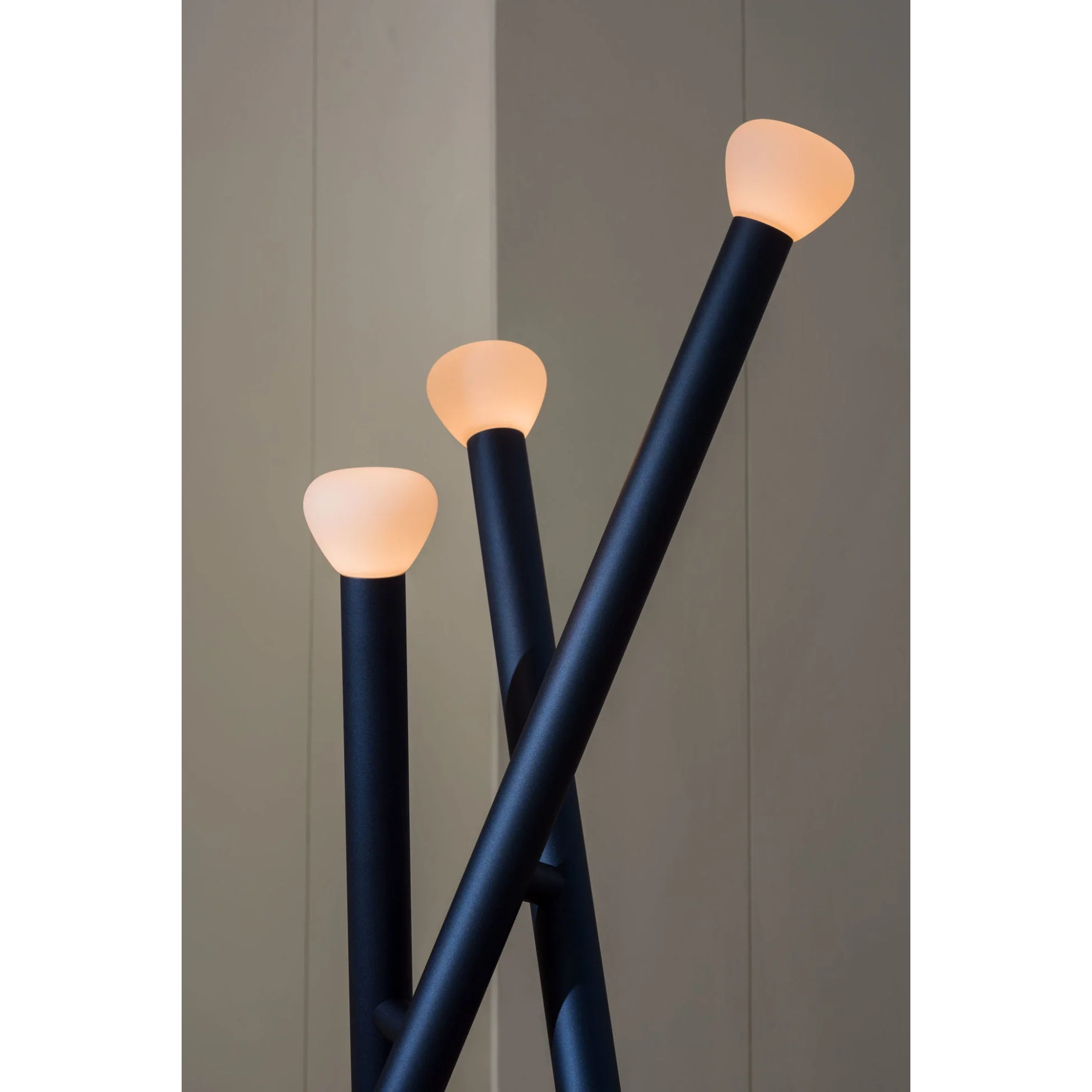 Modern Tripod Floor Lamp with Leaning Pole Design – Minimalist Led Lighting Accent