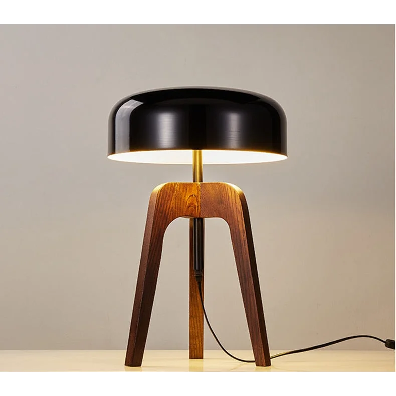 Wood tripod lamp with shade detail